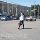 Бишкектеги жер алдындагы өтмөк оңдоо үчүн жабылып, жөө жүргүнчүлөр унааларды аралап жолдон өтүшүүдө