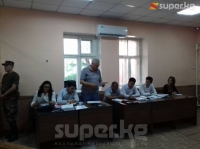 Алмамбет Шыкмаматовдун сотунда жактоочулар ишти Свердлов райондук сотуна өткөрүү өтүнүчүн келтиришти