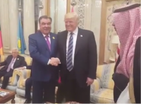 ЭЛДИК ВИДЕО: Дональд Трамп менен Эмомали Рахмондун кол алышуу учурундагы тарткылашуусу талкуу жаратты