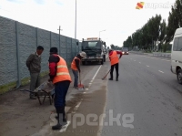 "Бишкек-"Манас аэропорту жолунун жээгиндеги тосмо дубалдар туура эмес орнотулган" дейт жол тейлөө кызматкери