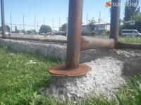 Каражаттын тартыштыгынан улам 2 жыл мурун курулушу токтогон аянтча четинен бузулуп жатат