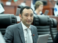 Жалал-Абад шаардык кеӊешинин депутаттарын шайлоо өтүп жаткан тилкеде Жогорку Кеӊештин депутатынын жүрүшү талкууланууда
