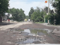 Бишкектеги Осмонкул көчөсүнүн абалы айдоочуларга жана жашоочуларга ыңгайсыздык жаратууда