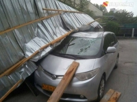 Бишкекте катуу шамалдан улам трансформатордун чатыры кулап, жеңил унааны басып калды