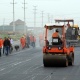 Сооронбай Жээнбеков Бишкекте жолду асфальттоонун жаңы технологиясы менен таанышты 