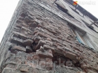 Бишкектеги урап калуу коркунучунда турган көп кабаттуу үй дале оңдоло элек (фото)