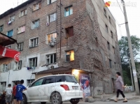 Ленин райондук администрациясы: "Бишкектеги авариялык абалга жеткен турак үйдүн дубалын жашоочулар өздөрү оңдосун"