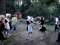 Ысык-Көлдө окуучу кыздар мушташып 1 кыз ооруканага түштү