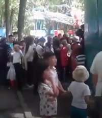 "Ататүрк" сейил багында аттракциондор иштебегендиктен жаш балдар митингге чыгышты