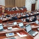 Парламентте 20га жакын депутат жер титирөөнүн кесепеттерин жоюу боюнча чаралар жөнүндө токтомду карап жатат
