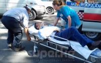 Бишкектин борбордук көчөсүнөн унаа сүзүп кеткен адам жандандыруу бөлүмүндө жатат