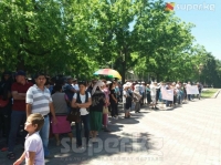 Ак Үйдүн алдында жер маселеси боюнча митинг өтүп, арасынан 5өө Агрардык комитеттин төрагасына жолугууга мүмкүнчүлүк алышты