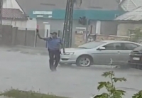 ЭЛДИК ВИДЕО: Интернет колдонуучулар жаанда калып, жол кыймылын жөнгө салган инспекторго сыйлык берүүнү сунушташууда