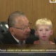 ЭЛДИК ВИДЕО: АКШда судья соттолуучунун баласы менен кеңешип чечим чыгарды