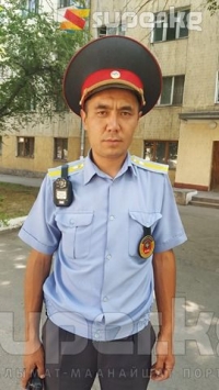 Жаанда калып жол кыймылын жөнгө салган Патрулдук милиция кызматкерине сыйлык тапшырылды 
