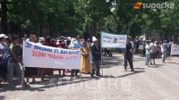 Сугат жерлерди трансформациялоо мыйзамынын Жогорку Кеңеште каралуусу кечеңдеп жатканына нааразы болгондор митингге чыгышты