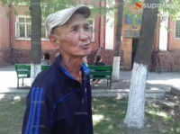 Ак Үйдүн алдында күйгөн отту көтөрүп жүргөн жаран соттордун чечимине нааразы болгон үчүн ушундай кылганын айтты