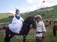 Түндүк көтөрүп, түтүн булатып, ат жалында жүргөн көчмөн кыргыз жашоосунан фоторепортаж