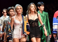 "Dolce &amp; Gabbana" мода үйү дүйнөгө белгилүү атактуулардын балдарын подиумга чыгарды