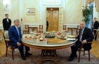 Москва: Атамбаев менен Путин чай үстүндө баарлашты