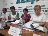 Новопавловка айыл өкмөтүнүн башчысын жерди мыйзамсыз сатты деп нааразы болгондор аны ташбараңга аларын айтышты