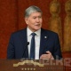 Москвада Алмазбек Атамбаев Орусиядагы мигранттар менен жолугушуп, ырлар жыйнагын белек кылды (фото)