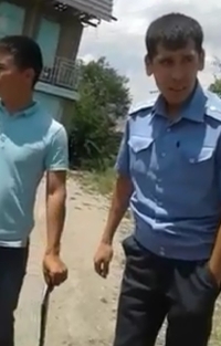 Бакай-Ата районунда бүтүрүүчүлөрдөн акча талап кылган эки милиция кызматкери жумуштан айдалды