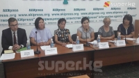 Киргизия-2 айылынын администрациялык имаратында жашагандар чыгарылып, арыктын жээгине түнөп жатышканын айтышууда