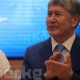 Президент Алмазбек Атамбаев мектеп бүтүрүүчүлөрүнө ыр окуп берди