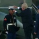 ЭЛДИК ВИДЕО: Дональд Трамп аскердин учуп кеткен фуражкасын алып башына кийгизип койду