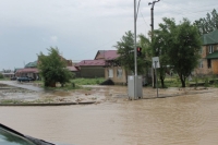 Араванда сел 4 үйдү жараксыз абалга алып келип, 5 унааны агызып кетти