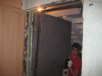 Бишкек шаарында темир эшик басып калган 7 жашар баланын абалы канааттандырарлык