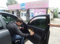 Экс-мэр Кубанычбек Кулматовдун баласынын унаасы терезеси караңгылатылганы үчүн токтотулуп, айып жайга киргизилди