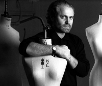 ЖЫЛНААМА, 15-ИЮЛЬ: Мындан 20 жыл мурун италиялык модельер Жанни Версаче гомосексуалисттин колунан ажал тапкан