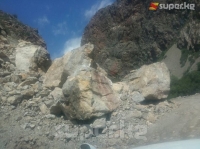 ЭЛДИК КАБАР: "Кара-Кулжа-Алайкуу жолу 3 айдан бери кулаган таштан тазаланбай турат" дейт окурман