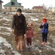 СУПЕР ТВ: Үч баласы менен көчөдө калган Айжамал Мамырова үйлүү болду