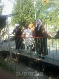 ЭЛДИК КАБАР: "Кадамжайдагы паспорт столдун биринде жумушка кеч келген кызматкерлерди күткөн эл узун кезекке турат" дейт окурман