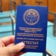 Басмакананын директору бүтүрүүчүлөрдүн аттестатындагы катаны алар кетирбегенин айтты