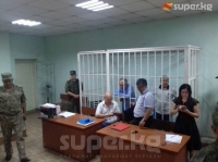 Текебаев менен Чотоновдун сотунда прокурорго 4-жолу, сотко 8-жолу ишенбөөчүлүк көрсөтүү өтүнүчү келтирилди