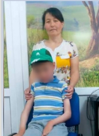 Жалгыз бой эне: "Атасы таштап кеткен талмасы бар уулумду 14 жылдан бери жонума көтөрүп багып келем"