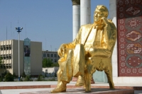 Түркмөнстандын мурдагы президенти Сапармурат Ниязовдун алтын жалатылган эстелиги алынды