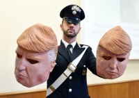 Италияда Трамптын кебетесиндеги бет кап кийип тоноочулукка шектелген бир туугандар кармалды