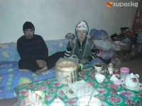 Ошто 80 жаштагы эне ден соолугунан мүмкүнчүлүгү чектелген 46, 53 жаштагы эки уулун жалгыз багат