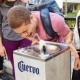 Лос-Анжелес шаарында текила чыккан фонтанга сааттап кезекке турушууда