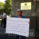 Активист: "Милиция плакатымды алып койду. Митингге чыга берем"