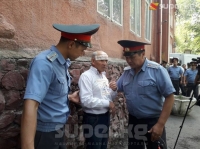 Жарандык активист сот имаратынын короосунан чыгарылды. Буга "Текебаевге боштондук" деген жазууну денесине чаптап алганы себеп болду