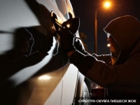 Бишкекте Мерседес-Бенц үлгүсүндөгү унааны уурдап качкан деп шектелип 22 жаштагы 2 адам кармалды