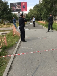 Орусиянын Сургут шаарында белгисиз киши жолдо бараткандарга бычак менен кол салып, 8 адам жабыркады