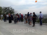 ЭЛДИК КАБАР: "Сулайман-Тоого келген туристтер түштөнүүгө кеткен кызматкерлерди күтүп отурушат" дейт окурман