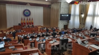Парламенттик комитет Исаков сунуштаган өкмөттүн курамын жактырды. Бир депутат добуш бербей койду